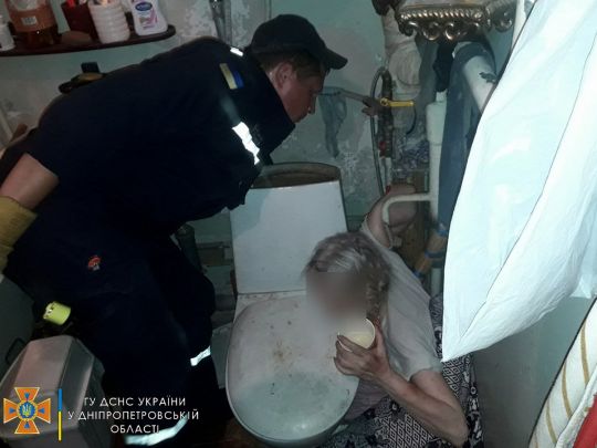 У Дніпрі рятувальники прийшли на допомогу жінці похилого віку, яка застрягла у туалеті на кілька днів