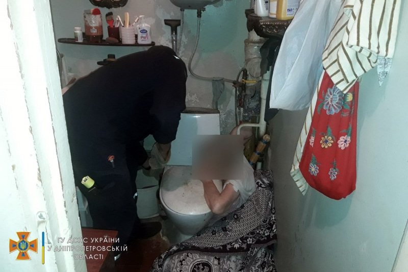 У Дніпрі рятувальники прийшли на допомогу жінці похилого віку, яка застрягла у туалеті на кілька днів