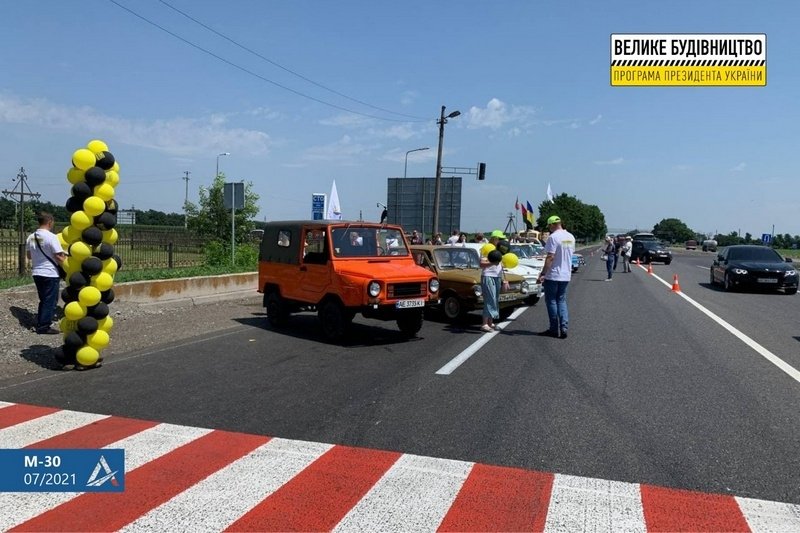 У Дніпрі відбувся ретропробіг Дорогою Єдності, відремонтованою за програмою «Велике будівництво»