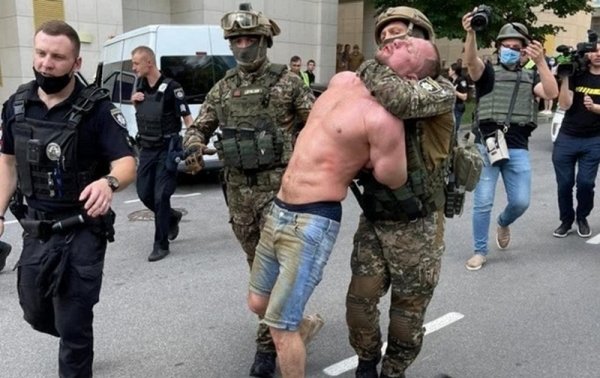 В Киеве со штурмом задержали мужчину, ранившего полицейских