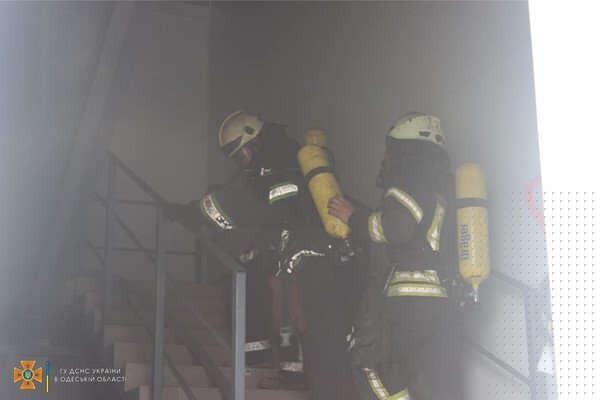 Было много дыма: спасатели рассказали подробности пожара на складах в Нерубайском 