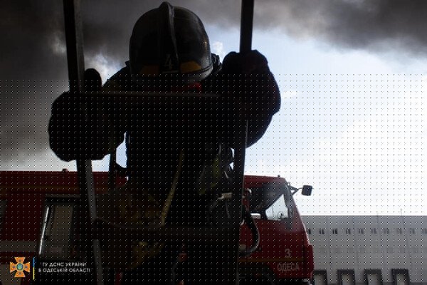 Было много дыма: спасатели рассказали подробности пожара на складах в Нерубайском 