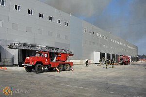 Было много дыма: спасатели рассказали подробности пожара на складах в Нерубайском 