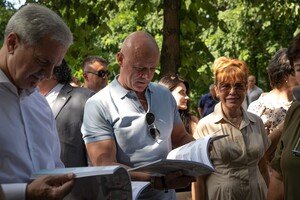 В парке Шевченко сегодня многолюдно: там проходит книжный фестиваль 