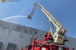 Было много дыма: спасатели рассказали подробности пожара на складах в Нерубайском 