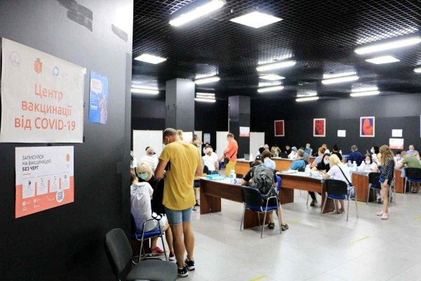 На выходных в Одессе прививку от коронавируса получили почти 10 тысяч человек
