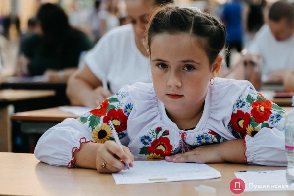 Как на площади у Дюка одесситы писали диктант по украинскому языку. Фото