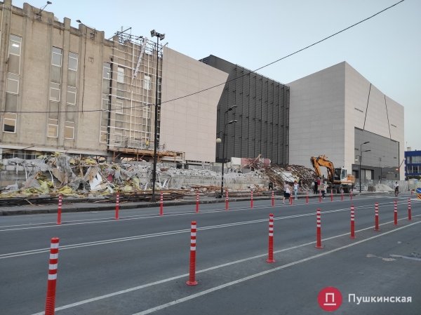 У «Привоза» снесли второй ряд МАФов возле ТЦ, на очереди — оставшиеся на тротуаре цветочники. Фото