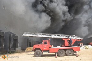 Было много дыма: спасатели рассказали подробности пожара на складах в Нерубайском 
