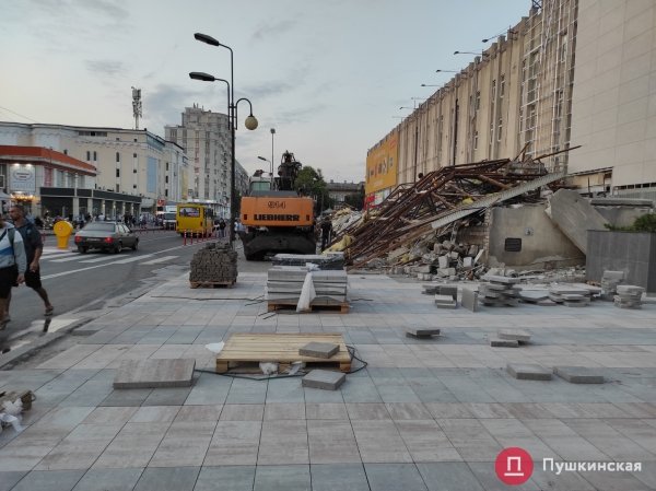 У «Привоза» снесли второй ряд МАФов возле ТЦ, на очереди — оставшиеся на тротуаре цветочники. Фото