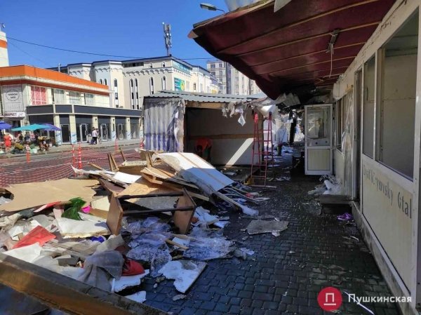 У «Привоза» сносят цветочные МАФы: вместо них будет свободный тротуар. Фото, видео