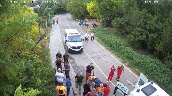 Пожилой велосипедист сбил коляску с ребёнком на Трассе здоровья и угодил в больницу 