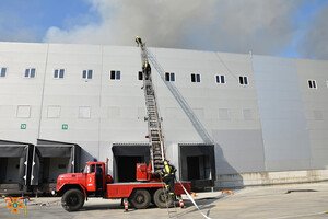 Было много дыма: спасатели рассказали подробности пожара на складах в Нерубайском 
