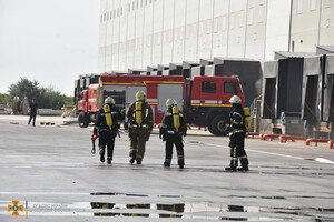 Было много дыма: спасатели рассказали подробности пожара на складах в Нерубайском 