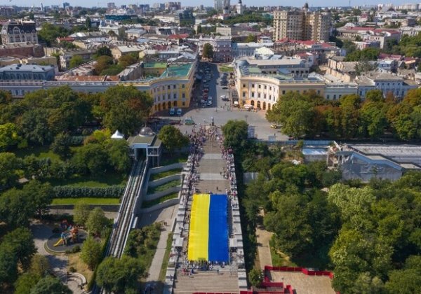 В аэропорту, на маяке и Потемкинской: как в Одессе отмечают День флага