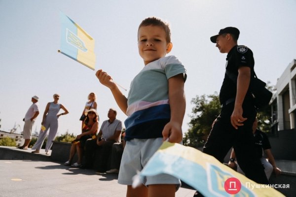 Над Потемкинской лестницей развернули 30-метровый флаг Украины. Фото