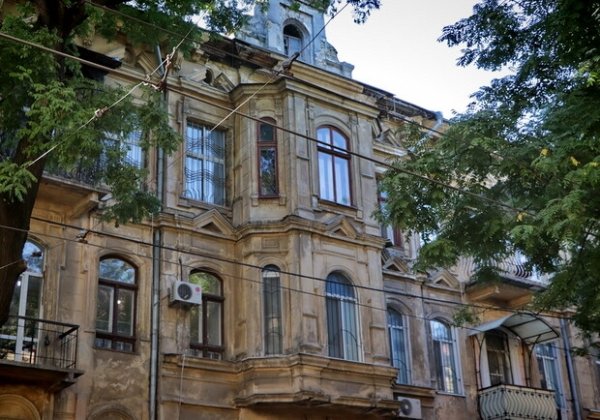 Очень красиво: в историческом доме Одессы восстановили потолочную роспись 