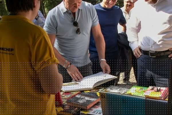 В парке Шевченко сегодня многолюдно: там проходит книжный фестиваль 