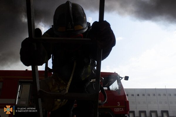 Было много дыма: спасатели рассказали подробности пожара на складах в Нерубайском 