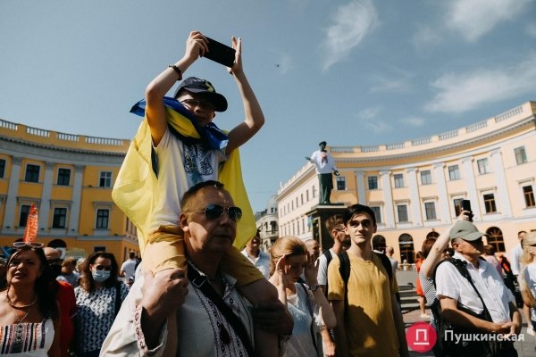 Над Потемкинской лестницей развернули 30-метровый флаг Украины. Фото