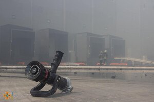 Было много дыма: спасатели рассказали подробности пожара на складах в Нерубайском 
