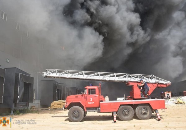 Было много дыма: спасатели рассказали подробности пожара на складах в Нерубайском 