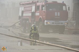 Было много дыма: спасатели рассказали подробности пожара на складах в Нерубайском 