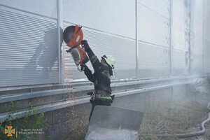 Было много дыма: спасатели рассказали подробности пожара на складах в Нерубайском 