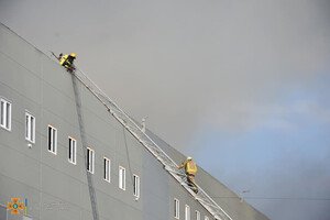 Было много дыма: спасатели рассказали подробности пожара на складах в Нерубайском 