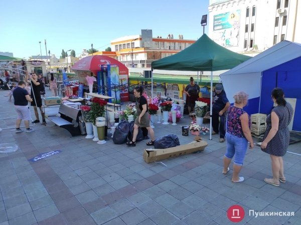 У «Привоза» сносят цветочные МАФы: вместо них будет свободный тротуар. Фото, видео