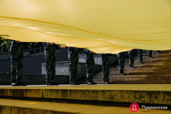 Над Потемкинской лестницей развернули 30-метровый флаг Украины. Фото