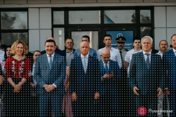 Возле аэропорта Одессы подняли большой флаг Украины: как это было. Фото