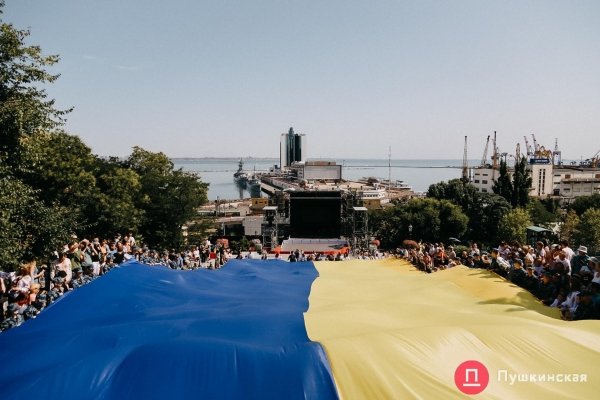 Над Потемкинской лестницей развернули 30-метровый флаг Украины. Фото