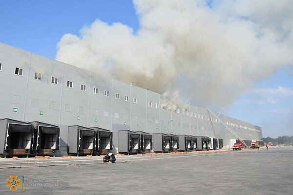 Было много дыма: спасатели рассказали подробности пожара на складах в Нерубайском 