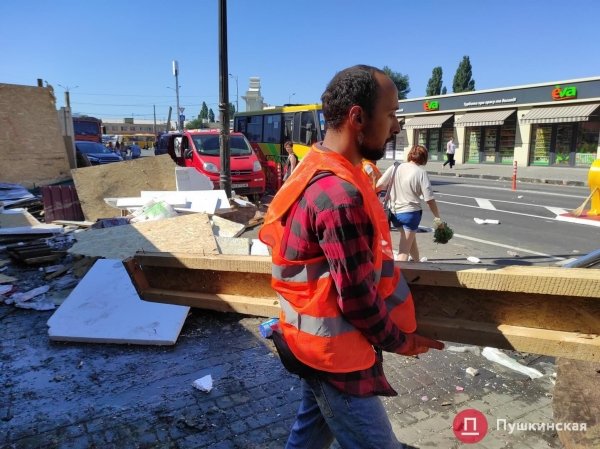 У «Привоза» сносят цветочные МАФы: вместо них будет свободный тротуар. Фото, видео
