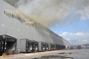 Было много дыма: спасатели рассказали подробности пожара на складах в Нерубайском 