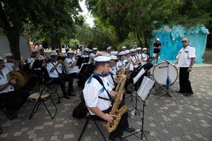 В парке Шевченко сегодня многолюдно: там проходит книжный фестиваль 