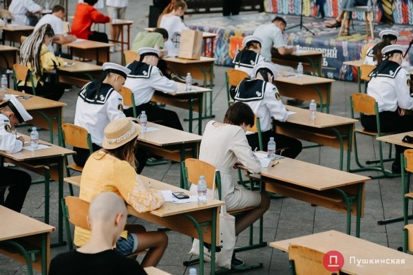 Как на площади у Дюка одесситы писали диктант по украинскому языку. Фото