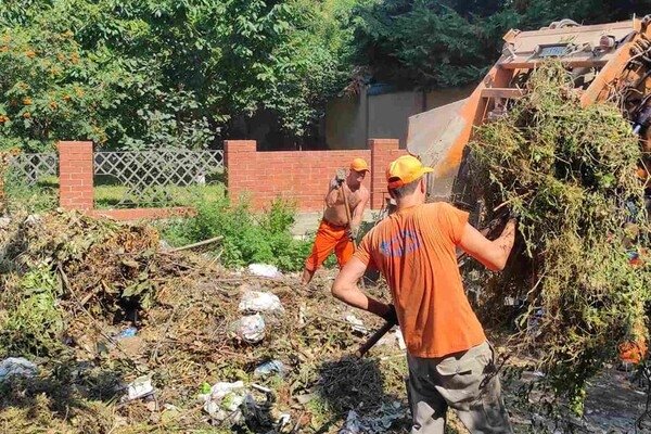 Не хотят чистоты: на Таирова люди засыпали часть улицы мусором