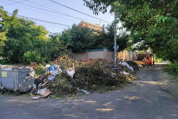 Не хотят чистоты: на Таирова люди засыпали часть улицы мусором