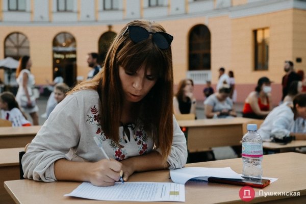 Как на площади у Дюка одесситы писали диктант по украинскому языку. Фото