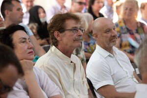В парке Шевченко сегодня многолюдно: там проходит книжный фестиваль 