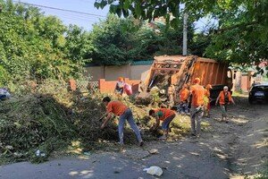 Не хотят чистоты: на Таирова люди засыпали часть улицы мусором