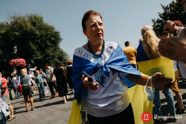 Над Потемкинской лестницей развернули 30-метровый флаг Украины. Фото