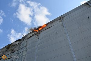 Было много дыма: спасатели рассказали подробности пожара на складах в Нерубайском 