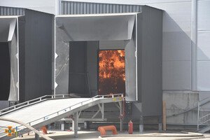 Было много дыма: спасатели рассказали подробности пожара на складах в Нерубайском 