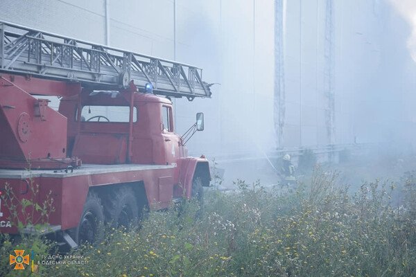 Было много дыма: спасатели рассказали подробности пожара на складах в Нерубайском 