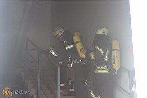 Было много дыма: спасатели рассказали подробности пожара на складах в Нерубайском 