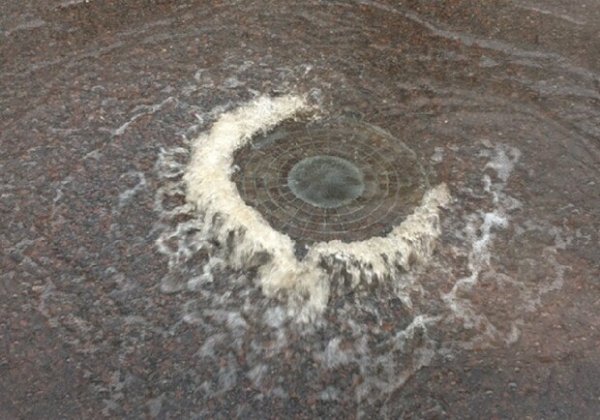 Потоки воды затапливают улицу: на Чемерушках прорвало трубу