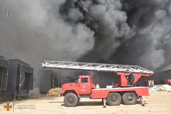 Было много дыма: спасатели рассказали подробности пожара на складах в Нерубайском 